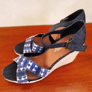 Tom's wedge sandals